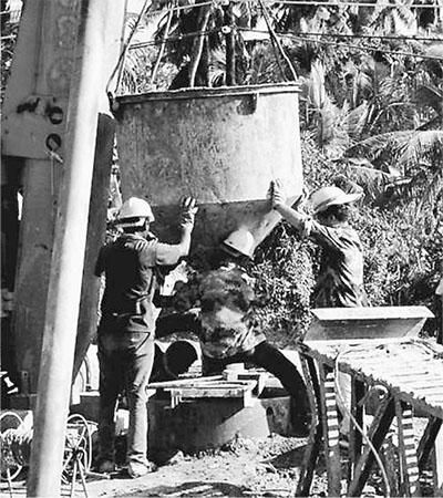 斯里兰卡南部铁路起点为南方省的马塔拉，终点为乌瓦省的卡塔拉伽马，全长127千米，项目共分为3期。中国机械进出口有限公司与中铁五局共同承担一期工程的施工。图为工人们在为桥孔桩灌注砼。 