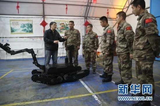 中国维和工兵维修防爆机器