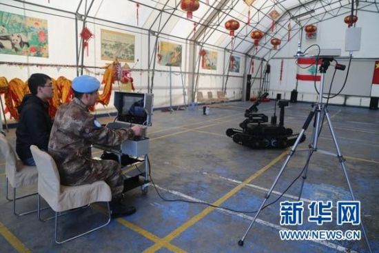 中国维和工兵维修防爆机器