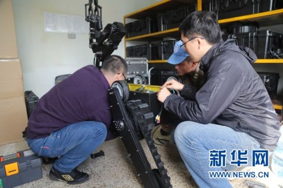 中国维和工兵维修防爆机器