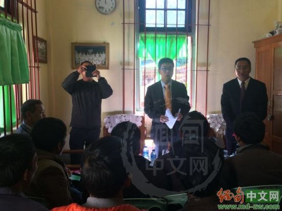 资料图：中国驻缅甸使领馆领保联合工作组赴密支那监狱和歪莫警察局，探望被捕100多名中国公民