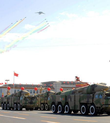 资料图：2009年10月1日，庆祝中华人民共和国成立60周年首都阅兵式上，多机编队的领队梯队飞过天安门广场。