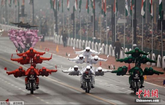 印度阅兵一幕：一辆摩托七个人