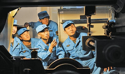 王忠心（中）带领的技术团队正在对装备故障进行会诊。李鸿林摄