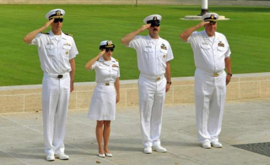 美国海军“考彭斯”号四名被解职军官，图为他们在2014年3月马尼拉港参加美国海军仪式时拍摄。左一为格姆波特舰长，右一为指挥军士长基顿