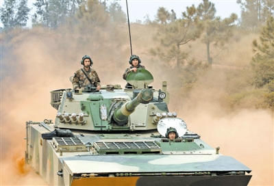 王锐（左二）正在指挥战车进行演练