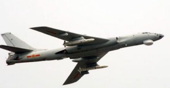 中国轰6疑挂鹰击100导弹试飞 