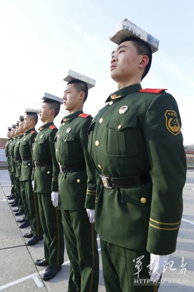 练脖颈，头顶5斤重的水泥砖