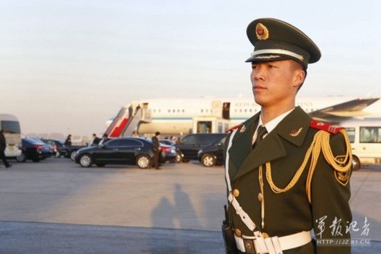 　　这个哨位距专机15米，哨兵高度警惕。