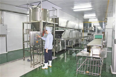 每小时生产1.5万份米饭的食品生产线