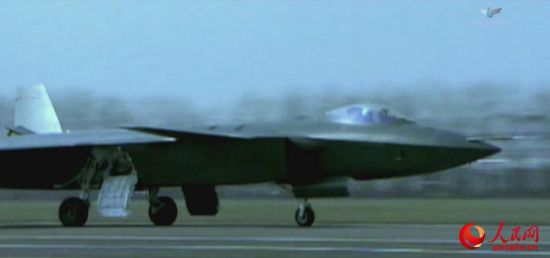 中国空军发布的招飞视觉片《勇者的天空》中歼20进入画面