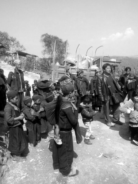 　　2月16日，缅甸果敢，因为发生战乱，交通被封锁，大批在果敢经商的 湖南商人走山路回国，返家过年。图/受访者提供 z2e潇湘晨报网