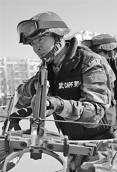 资料图:成为特种兵的樊小军全副武装手持弓弩.