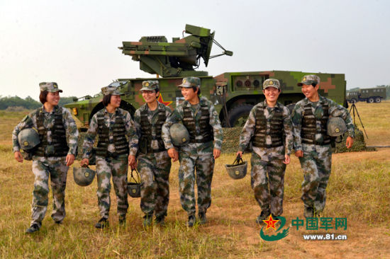 首次实弹射击命中目标，女兵们兴高采烈走下训练场。