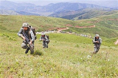 驻训部队官兵在该基地训练场展开训练。聂 庆摄