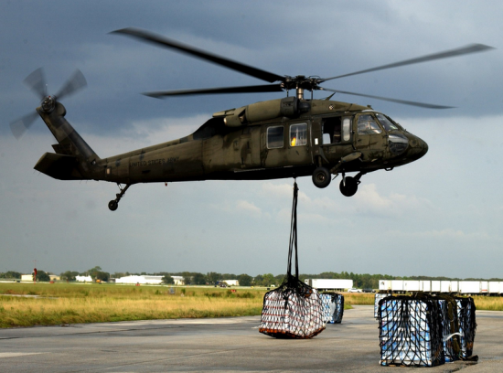 作为美军重要的战场垂直运输平台，若“黑鹰”直升机实现无人化，不仅能有效降低人员伤亡的可能性，其运输成本也将降低到与卡车运输相当的水平。（资料图）