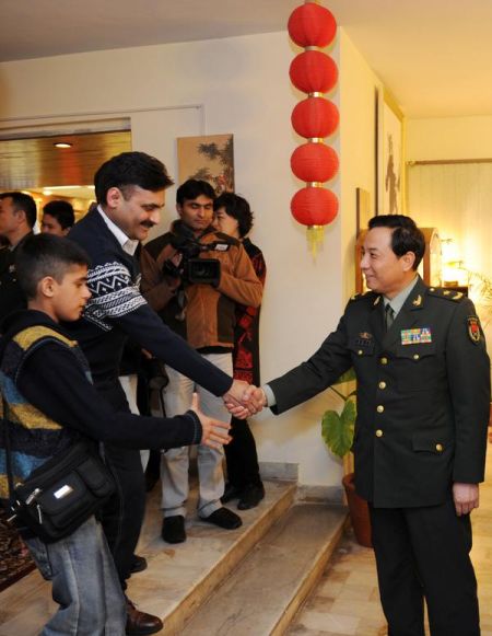 　　中国驻巴基斯坦武官齐华军少将5日与白沙瓦陆军学校学生代表握手。