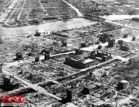 　　资料图片：大轰炸后的东京居民区满目疮痍。