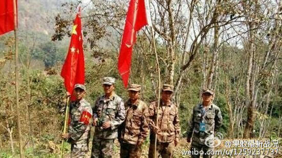 边民们扛着国旗巡山