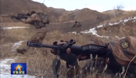 图为解放军狙击手潜伏训练。