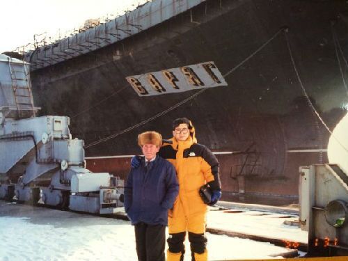 徐增平（右）在乌克兰洽购航母时，在“瓦良格”号旁与黑海造船厂总设计师合影（徐增平供图）