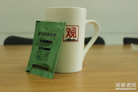 有两样不变的配餐：口感像是冲剂的饮料