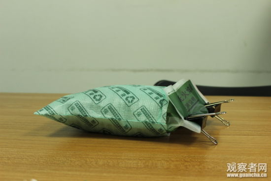 把水倒进加热袋的时候，袋子会飞快的吐着水蒸气鼓起来，有一种奇怪的萌点~ 