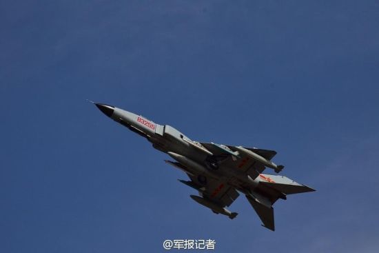 军报首曝歼8f战机全挂弹状态 挂4弹连续加油2次