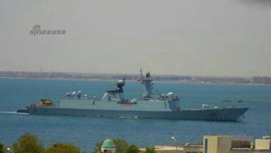 中国海军054A级护卫舰临沂号驶抵也门撤侨民