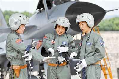 飞行员进行战术战法交流。张海深摄 