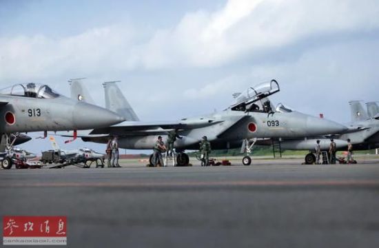 　　资料图片：日本航空自卫队驻扎在那霸基地的F-15战机(美国《纽约时报》网站)