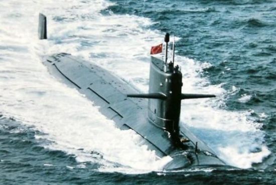 中国海军093型核潜艇水面航行的雄姿 