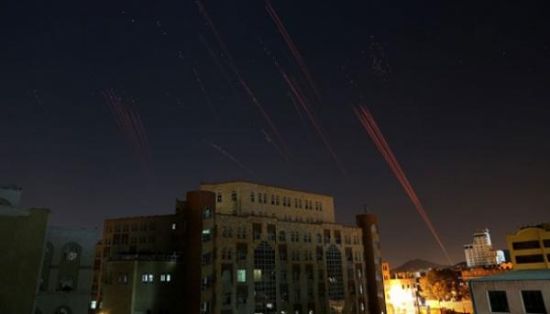 胡塞武装对空射击 