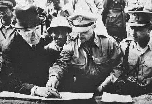 1950年6月17日，美国国务卿杜勒斯到三八线策划侵朝战争。图中左起：杜勒斯、韩国李承晚政府国防部长申性模、美国军事顾问团准将罗勃特、韩国李承晚政府陆军参谋长丁一权。 