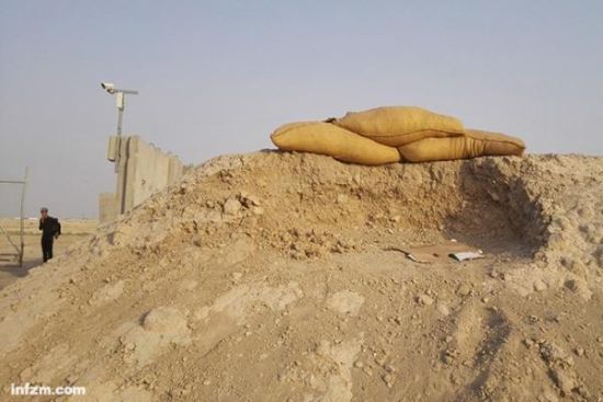 许多中国海外工程营地都建有这种两米高的防御工事。