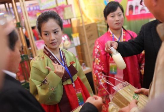 资料图：2014年10月16日，第三届中朝经贸文化旅游博览会在丹东开幕。图为朝鲜工作人员售卖商品。