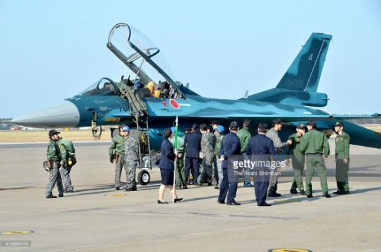 资料图：日本自卫队举行仪式庆祝修复首架海啸受损的“平成零战”