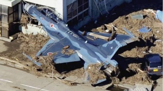 资料图：2011年海啸中受损的F-2B战斗机