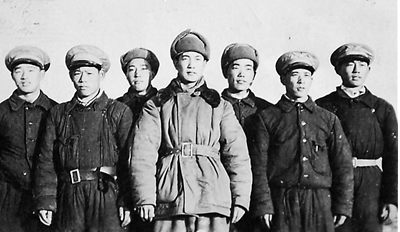 资料图：1951年11月18日，王万亭（右一）与“英雄僚机”焦景文（中）等在一起。