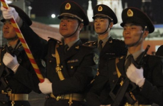 解放军仪仗队29日晚在俄参加彩排