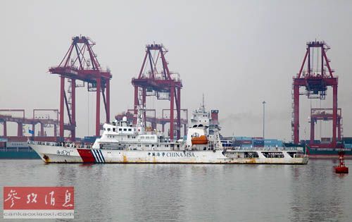 　　资料图片：2014年10月9日，中国海事“海巡21”轮驶离海口海事局基地码头开赴三沙永兴岛，展开为期5天的南海海域例行巡航。新华社发(何志成 摄) 