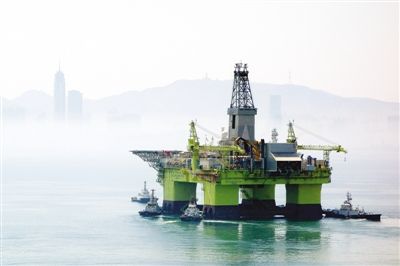 图 4月30日上午10时18分，深水半潜式钻井平台“中海油服兴旺号”缓缓驶出港湾奔赴我国南海。本报记者 魏东摄