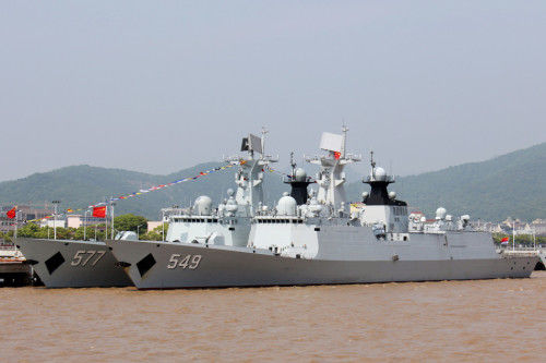 东海舰队某港口主力舰成排