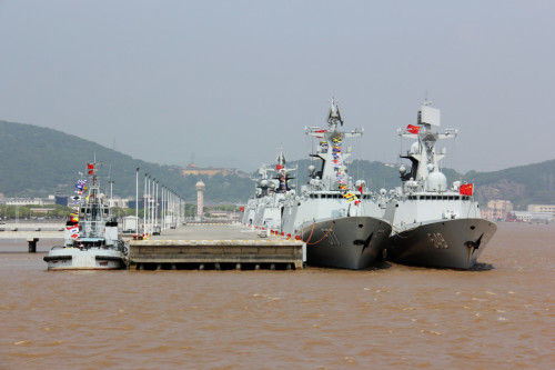 东海舰队某港口主力舰成排