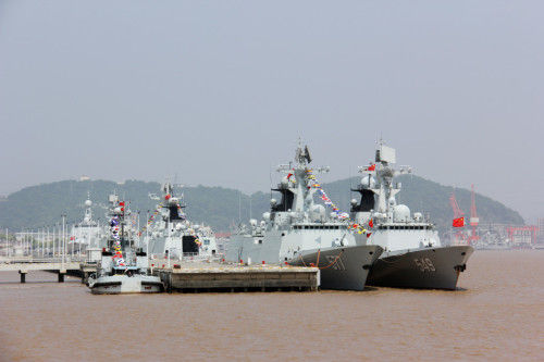 东海舰队某港口主力舰成排