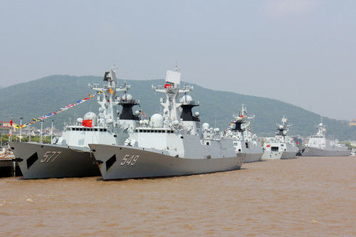 东海舰队某港口主力舰成排