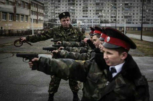 哥萨克少年军校训练学员用手枪打靶。 