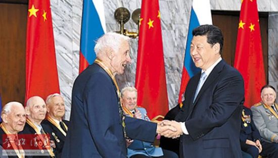       资料图：5月8日，中国国家主席习近平在莫斯科会见曾在中国东北抗日战场上和卫国战争中浴血奋战的俄罗斯老战士代表。 （新华社记者 张铎摄）