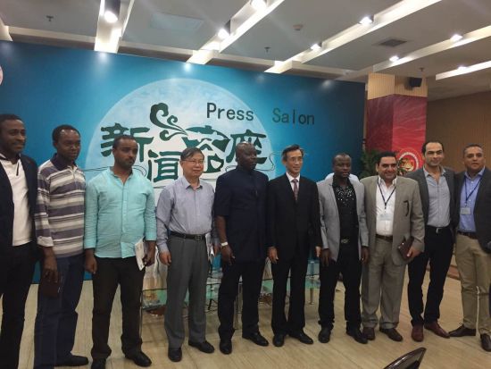 外交部非洲司司长林松添与非洲记者合影。