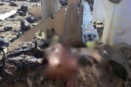 惨不忍睹的飞行员遗体，高空坠落后摔在岩石上，几乎无法辨认（图片已经过处理，图片来源：摩洛哥世界新闻网） 